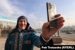 Гражданский активист Байбах Белялов ведёт стрим на митинге, посвящённом второй годовщине Январских событий. Алматы, 5 января 2024 года