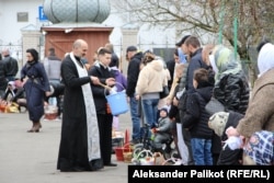 Освящение пасхальных корзин в соборе Хмельницкого