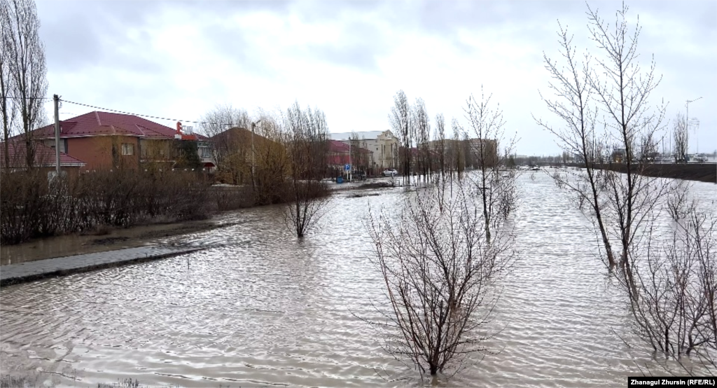 По информации акимата, в Актюбинском водохранилище за сутки объём воды увеличился более чем на 150 миллионов кубометров. Общий объём воды приблизился к максимальной отметке вместимости, и это представляет опасность для всего города. &laquo;Для предупреждения негативных последствий мы вынуждены осуществлять спуск воды. Сегодня прошу жителей садоводческих коллективов, расположенных вблизи реки Илек и возле реки Каргалы в районе моста Кирпичного, дать согласие на эвакуацию и покинуть свои дома. Для нас важна ваша безопасность. Прошу отнестись к этому с пониманием&raquo;, &ndash; говорится в сообщении от имени акима