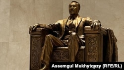 Nazarbayevin Milli Muzeydəki abidəsi