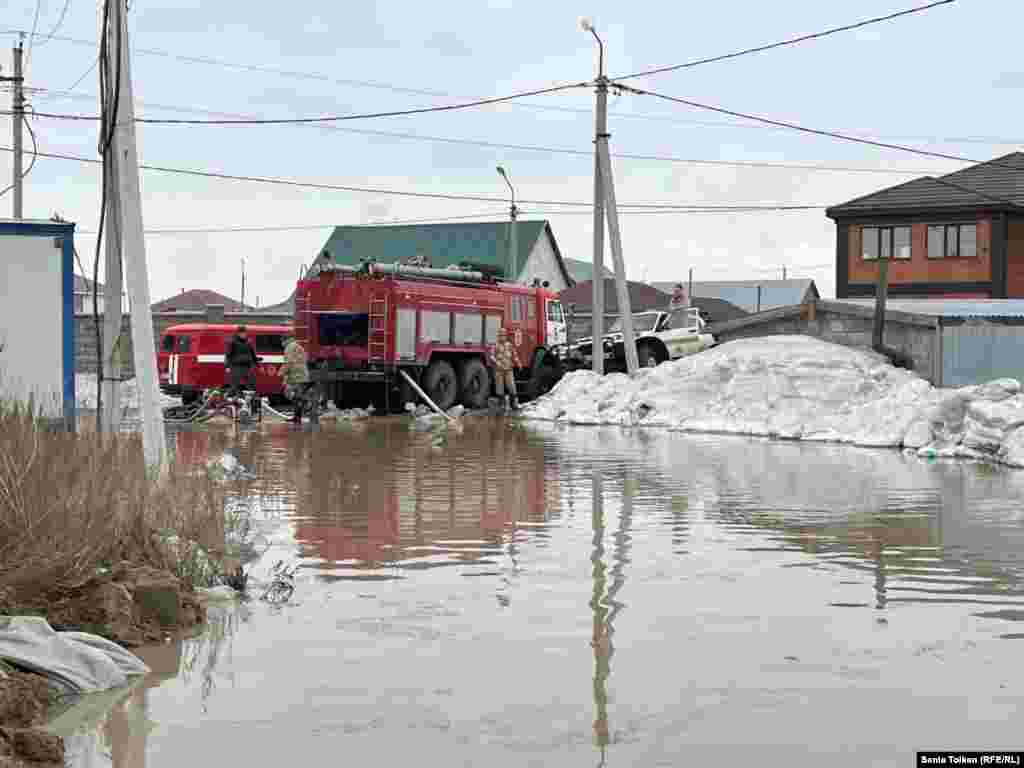  Машины ДЧС откачивают воду с улиц в Коянды&nbsp; 