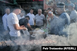 Торговля шашлыком на базаре Панчшанбе. Худжанд, Таджикистан. 15 июня 2024 года