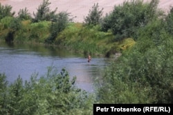 Дети купаются на диком пляже. Село Облавка, Западно-Казахстанская область, 4 августа 2023 года