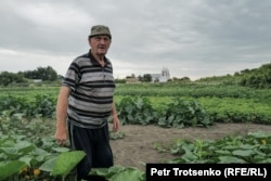 Житель села Озёрное во дворе своего дома. Северо-Казахстанская область, 20 июля 2024 года