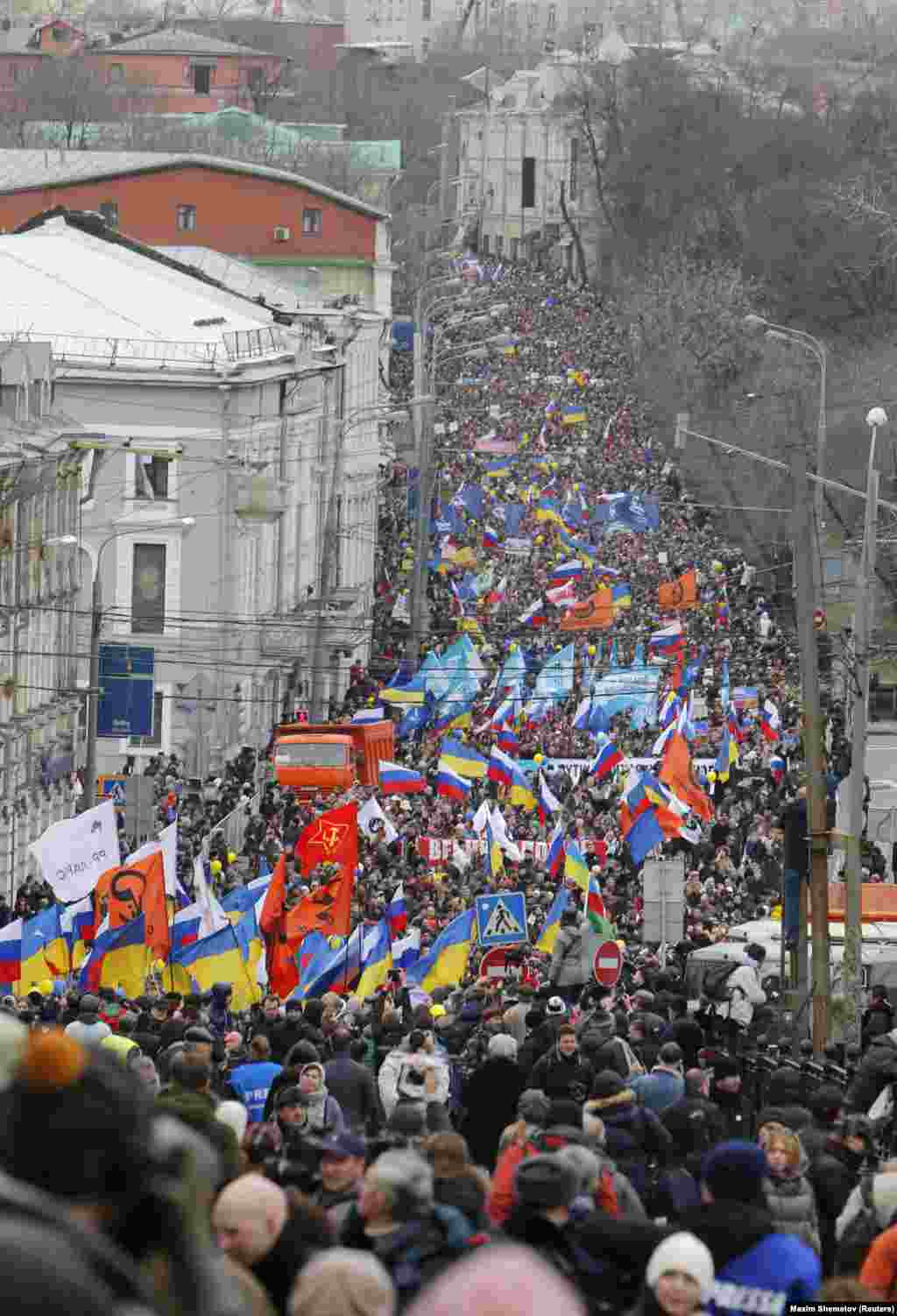 Массовый митинг в Москве 15 марта против военного захвата Крыма. Позже Путин раскрыл, что о своём намерении &laquo;начать работать над возвращением Крыма в состав России&raquo; он сказал службам безопасности в феврале 2014 года в ходе ночного совещания