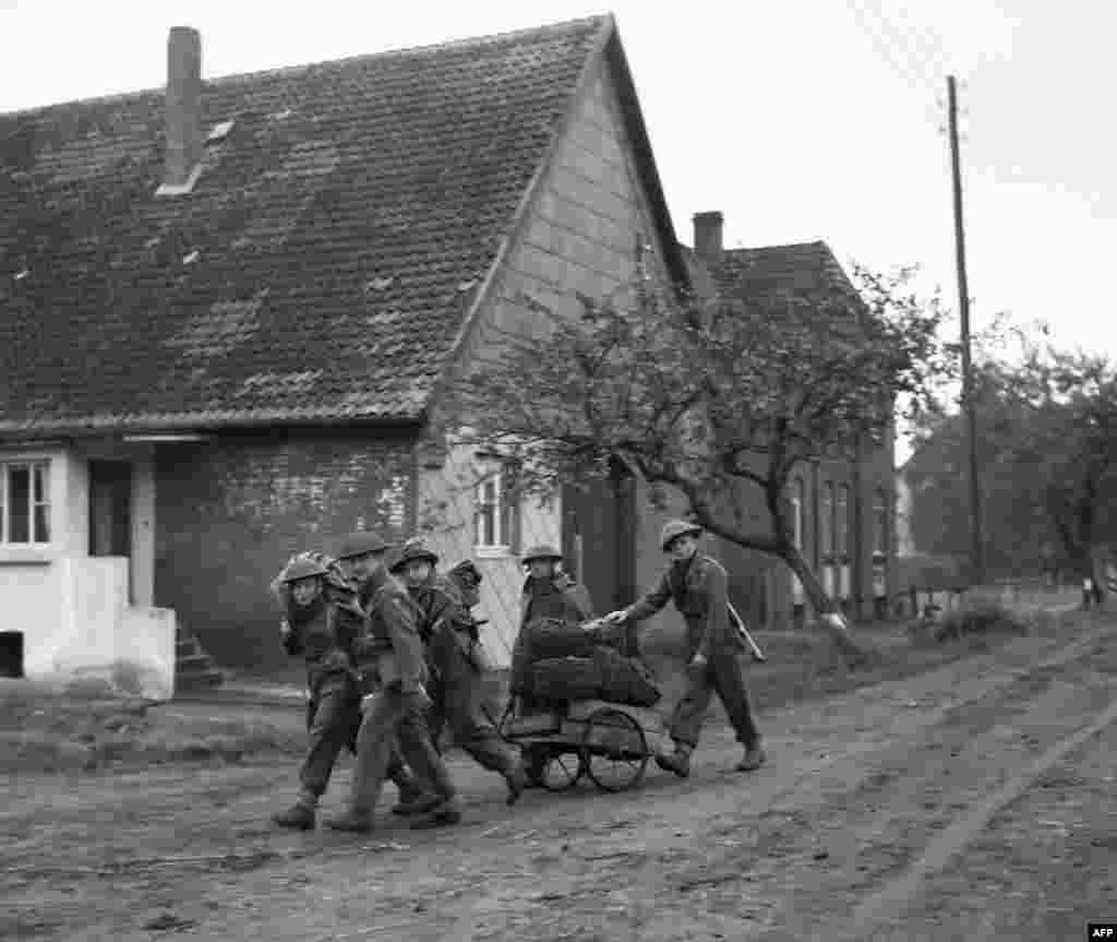 Британские военные во время учений НАТО в контролируемом Соединённым Королевством секторе Германии, сентябрь 1951 года. На фоне растущей напряжённости в отношениях с Советским Союзом страны НАТО заявили, что нападение на одного члена альянса будет рассматриваться как нападение на всех. Это положение было включено в ключевой раздел договора НАТО, известный как Статья 5&nbsp;&nbsp; &nbsp;