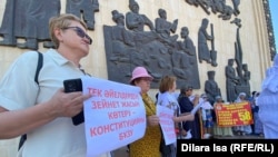 Женщины на митинге с требованием снизить возраст выхода на пенсию