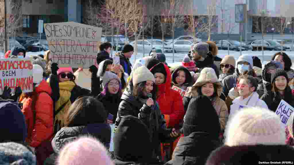 Столичный митинг за права женщин в Казахстане прошел&nbsp;в сквере на углу проспектов Абая и Жениса.&nbsp;Подиума для выступающих не было, но это не помешало собравшимся слушать друг друга