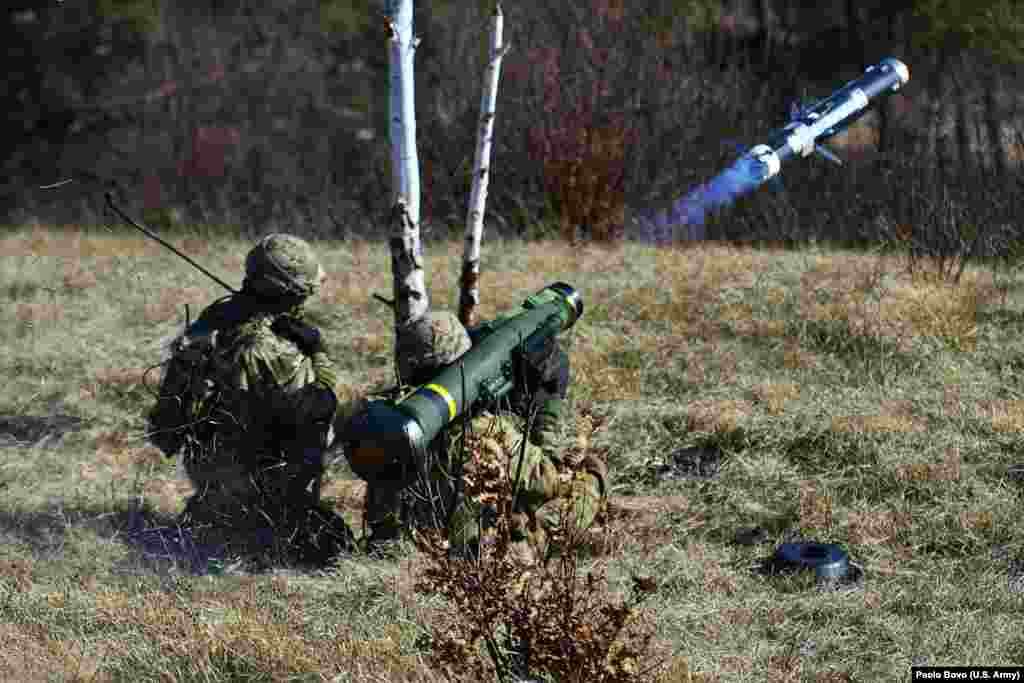 500 ракет Javelin и &laquo;тысячи других противотанковых систем&raquo;&nbsp; &nbsp; Ракеты Javelin американского производства уже широко применяются против российской бронетехники в Украине. Оружие позволяет проводить атаки на расстоянии до 2,6 километра. Ракета наводится на выбранную мишень, стреляющий может запустить ее и сразу же уйти в укрытие. Согласно бюджету Пентагона на 2021 год, одна пусковая установка и ракета стоят 178 тысяч долларов