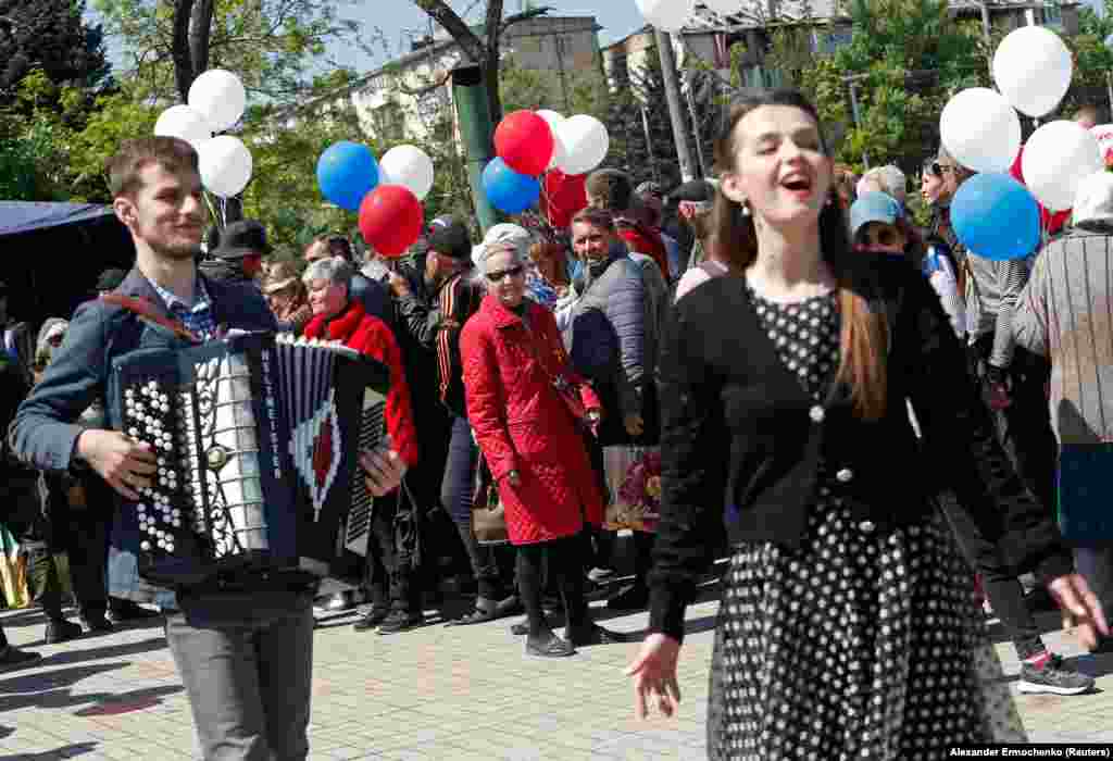 Небольшая группа смотрит на выступление артистов&nbsp;&nbsp;