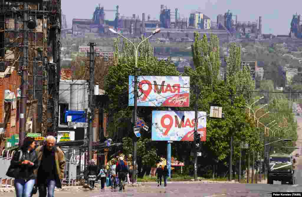 Билборды, прославляющие победу над нацистской Германией во Второй мировой войне, на улицах разрушенного Мариуполя. На заднем плане&nbsp;&mdash; &laquo;Азовсталь&raquo;&nbsp;