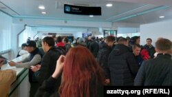 Толпы в Центре обслуживания населения в Уральске