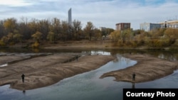 Отмель на берегу реки Урал в городе Уральске. Западно-Казахстанская область, 19 октября 2021 года