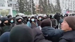 Протесты в Семее: протестующие уговаривают полицию присоединиться