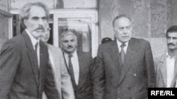 Prezident Əbülfəz Elçibəy Naxçıvandan Bakıya dəvət olunan Heydər Əliyevi qarşılayır, 1992-ci il