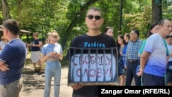 Активист держит плакат с надписью: «Свободу слову!» Алматы, 25 июня 2022 года