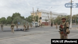 Военные на улицах в Нукусе на следующий день после подавления протестов