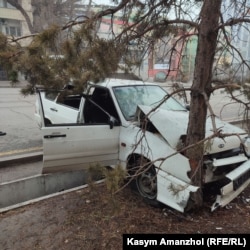 Автомобиль Куата врезался в дерево, после того как неизвестные люди застрелили его. Алматы, 7 января 2022 года