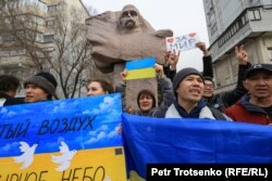 Соғысқа қарсы азаматтар Украинаны қолдайтын митингіге шығып, Ресей билігінің Украинаға басқыншылығын айыптап тұр. Алматы, 26 ақпан 2022 жыл.