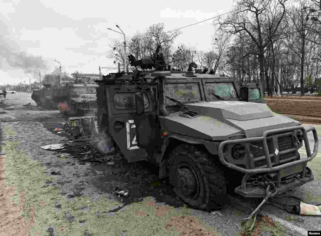 Қала көшелерінде қаза тапқан ресейлік әскерилердің мәйіті де шашылып жатыр.