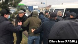 Задержание людей на месте предоплагаемого митинга. Шымкент, 4 января 2022 года