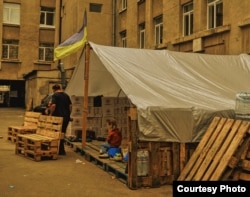 Палатка на территории волонтёрского центра. Одесса, август 2022 года. Фото Тимура Нусимбекова