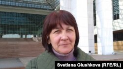 Наталья Абент, сестра адвоката из Балхаша Зинаиды Мухортовой, перед зданием Верховного суда. Астана, 17 апреля 2014 года.