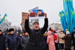 Тәуелсіздік күні билікке талап айтылған наразылық шарасында жұрт Мұрагер Әлімұлы мен Қастер Мұсаханұлын Қытайға қайтармауды талап еткен. Алматы, 16 желтоқсан 2019 жыл.