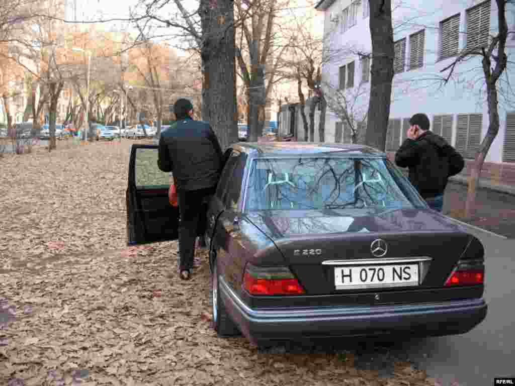 Вскоре после этого сотрудники Жамбылского КНБ пытались увезти Рамазана Есергепова в Тараз. Алматы, 1 декабря 2008 года. - Вскоре после этого сотрудники Жамбылского КНБ пытались увезти Рамазана Есергепова в Тараз. Алматы, 1 декабря 2008 года.