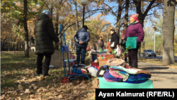 Пожилые люди торгуют на блошином рынке в Алматы. 27 октября 2019 года.