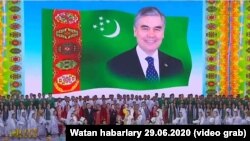 Концерт ко дню рождения президента Туркменистана Гурбангулы Бердымухамедова на фоне его портрета. 29 июня 2020 года.