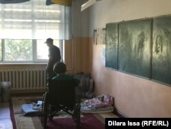 Мектеп бөлмесін паналап отырған баспанасыз отбасы. Түркістан облысы Арыс қаласы. 15 шілде 2019 жыл.