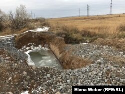 Часть трубы ветхого водовода, на котором часто случаются аварии. Как утверждают жители поселка Аккудык, протекающая вода подтапливает населенный пункт.