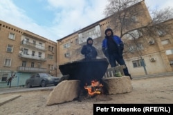 Мужчины варят мясо для поминального обеда. Жанаозен, Мангистауская область, 16 декабря 2021 года