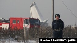 На месте крушения пассажирского самолета Fokker 100 близ алматинского аэропорта. 27 декабря 2019 года.