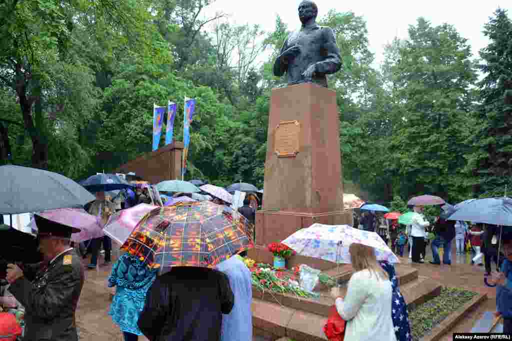 Участники марша &laquo;Бессмертный полк&raquo; в Алматы и просто пришедшие в парк возлагали цветы к памятнику Герою Советского Союза генералу Ивану Панфилову.&nbsp;