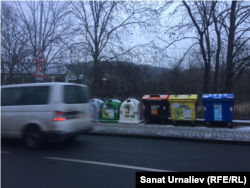 Контейнеры для разного вида бытовых отходов на улицах Праги. Чешская Республика, январь 2019 года.