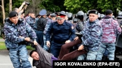 Полицияның билік заңсыз санаған митингінің қатысушыларын ұстауы. Нұр-Сұлтан, 9 маусым 2019 жыл. Көрнекі сурет.