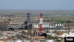 Территория Атырауского нефтеперерабатывающего завода.