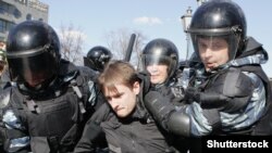 Полиция задерживает участника антикоррупционной акции в Москве, 26 марта 2017 года.