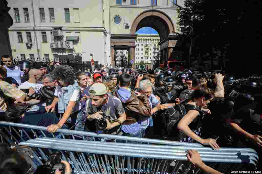 Силовики перекрыли выходы на Тверскую и не пускали людей к зданию мэрии.