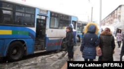 Пассажирские автобусы на остановке в Алматы. Иллюстративное фото.