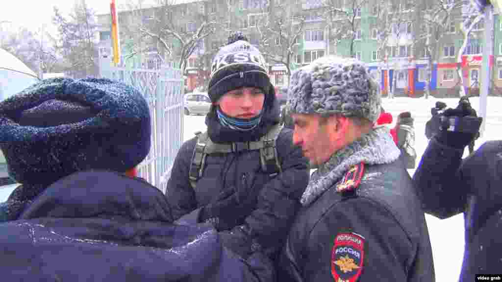 Полицейские задерживают сторонника Навального в Томске.&nbsp;