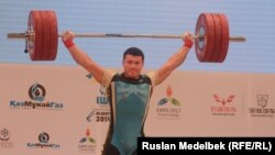 Жасулан Кыдырбаев во время состязаний в рамках чемпионата мира по тяжелой атлетике. Алматы, 14 ноября 2014 года.