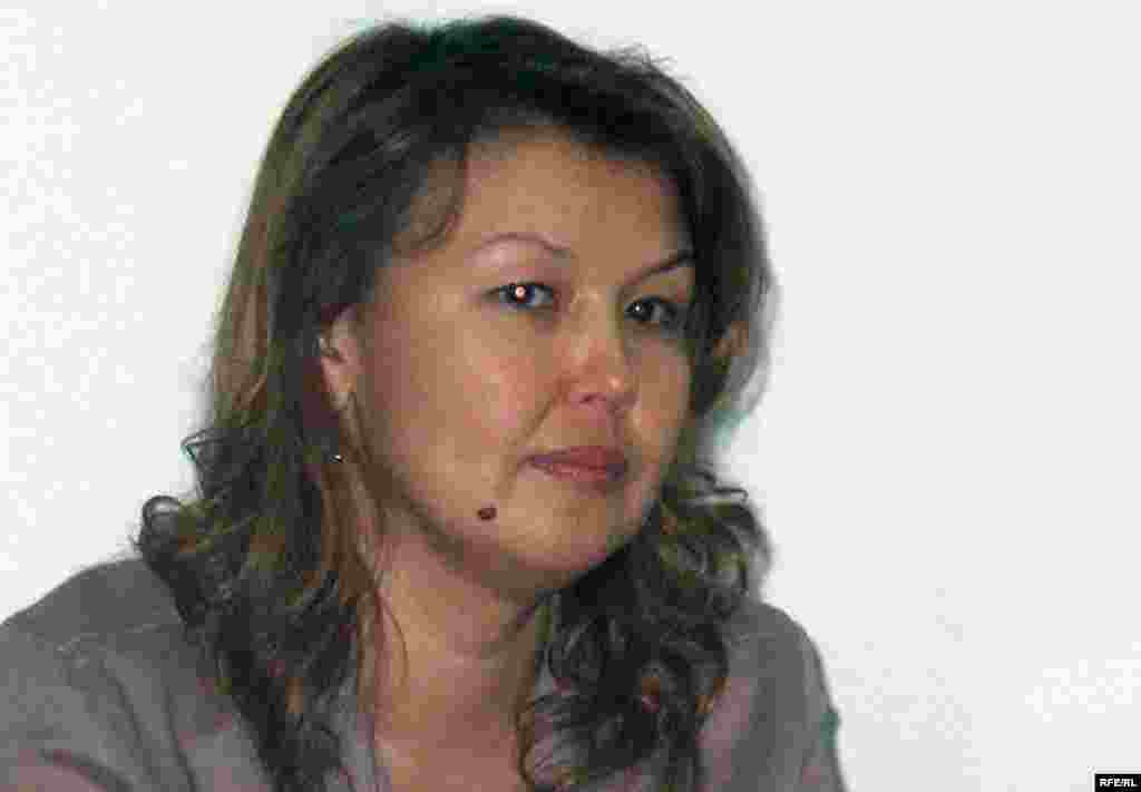 Kazakhstan - Zhamila Zhakisheva, the wife of arrested top-maneger Mukhtar Zhakishev. Almaty, press conference, 03Aug2009. - Джамиля Джакишева, жена арестованного Мухтара Джакишева, на пресс-конференции. Алматы, 3 августа 2009 года.