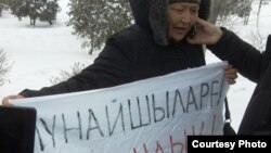 Одна из гражданских активисток на площади Жанаозена рассказывает по телефону журналистам о происходящем. 25 февраля 2012 года. Фото предоставлено гражданским активистом Галымом Агелеуовым. 