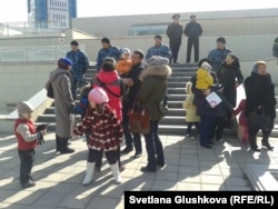 Акция протеста у парламента. Астана, 14 апреля 2014 года.