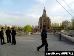 Полицейские проходят мимо Католической церкви в Ташкенте. Иллюстративное фото.