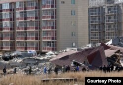 Обрушенные четыре секции нового дома в микрорайоне Бесоба в Караганде. Фото предоставлено местными журналистами. 6 апреля 2012 года.