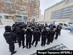 Полиция применяет кеттлинг против протестующих в столице, 28 февраля 2021 года.